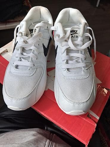 masin logo: Nike Air patike – bele, sa crnim Nike Swoosh logom. Gornjište — 1