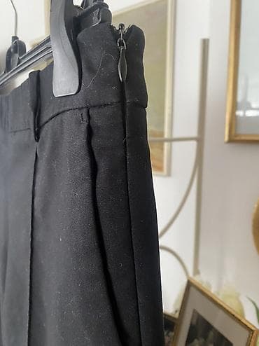 Elegantne crne pantalone – klasičan kroj - Boja: crna - Model: ravne — 2
