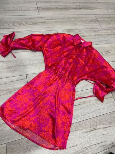 Muška odeća: Svilenkasta košulja‑haljina sa cvetnim dezenom - Model — 1