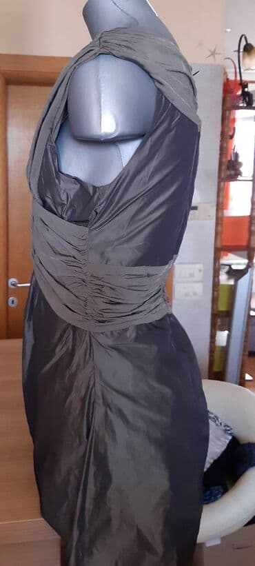 Women's Sweatshirts: Elegantna sivo-maslinasta haljina bez rukava - Model: midi, dužine do — 2