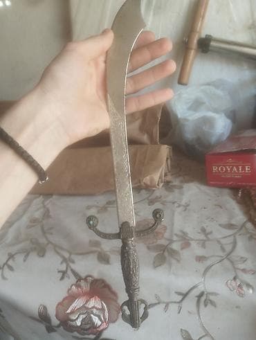 kutije za nakit photos: Dekorativni bodež sa ukrasnim gravurama - Materijal: metalna oštrica — 1