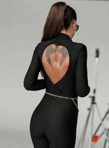 Crni ženski kombinezon sa dugim rukavima i otvorenim leđima -