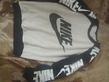 patike sa potpeticom: Nike duks sa dugim rukavima - Model: klasičan duks/raglan kroj - — 2