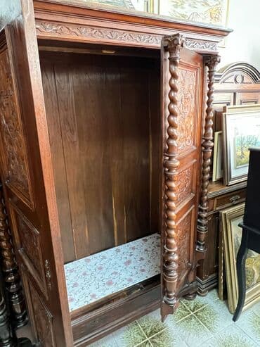 ormar za radionicu: Starinski dvokrilni ormar od punog drveta, sa bogatim rezbarenim — 30