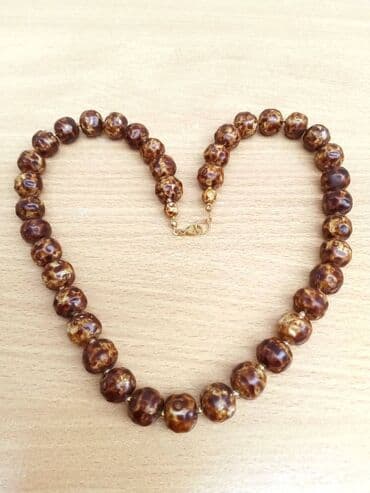 Lighters and accessories: Ogrlica 10 Ogrlica, braon šarena Dužina-obim oko 64 cm, prečnik 1,5 — 5