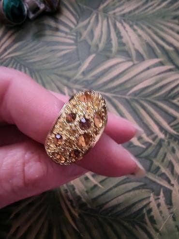 rolex prsten cena: Zlatno-toniran prsten sa kristalima u boji meda/jantara. - Dizajn — 1