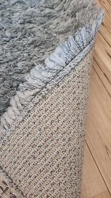 navlaki za stolici: Sivi tepih „shaggy“ visokog pufa, jedan veci dimenzije 200x300cm — 7