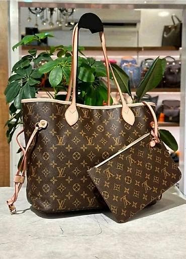 Louis Vuitton Monogram torba sa pratećom pouches torbicom - Model na lalafo.rs Louis Vuitton Monogram torba sa pratećom pouches torbicom - Model