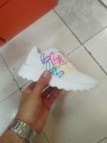 ugg cizme 35 broj: 31-36 ✅
2900 rsd +ptt 📌 — 3