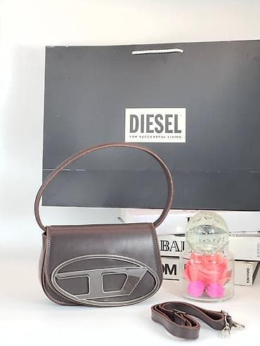 Diesel ženska torba – model sa prepoznatljivim ovalnim logoom napred