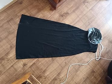 Elegantna duga crna haljina sa naglašenim detaljem – velikom