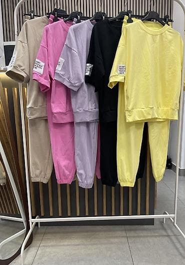 podsuknja bela: ✅ dvodelni komplet – majica i donji deo trenerke
✅S M L
✅2300 din — 7