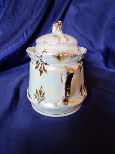 zemljane posude: Bombonijera 1914 do 1918g. porcelan,sedef glazura. Bombonijera je — 3