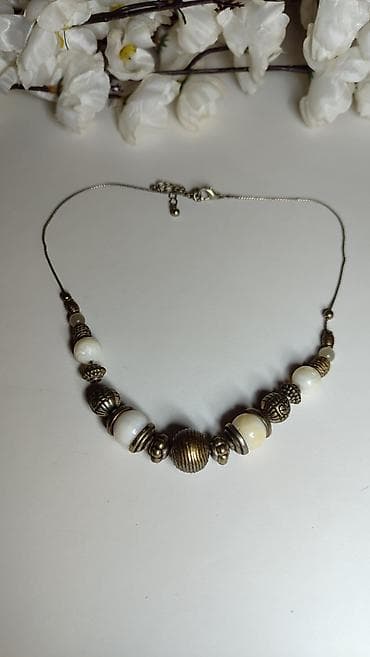 Ogrlica sa perlama i metalnim elementima - Elegantna ogrlica na — 2