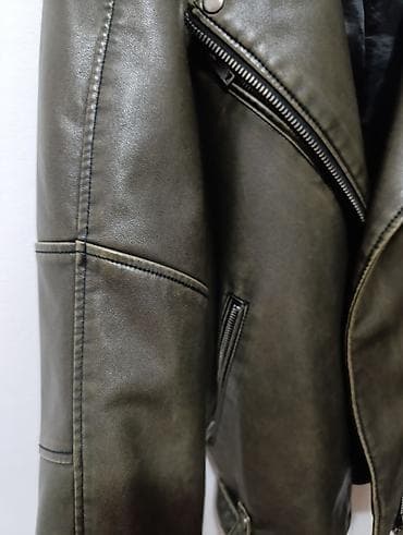 starke sa platformom: PULL&BEAR ženska bajkerska jakna od veštačke kože - Model — 5