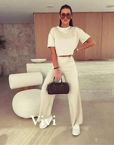 Pantalone sire i kraca siroka majica u kompletu