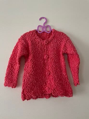 Alive, Round neckline