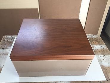 Moderan zidni element / noćni ormarić - Dizajn: minimalistički kubus