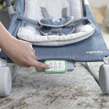 Nameštaj: Kids II Ingenuity Ležaljka Happy Belly – Chambray (0–6 m) sa masažerom — 4