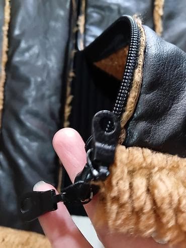 postava cincila: Ženska jakna od eko kože sa detaljima od veštačkog krzna + torbica — 3