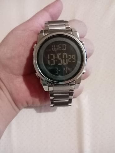 Na prodaju digitalni ručni sat metalnom narukvicom .Sat je ispravan — 8