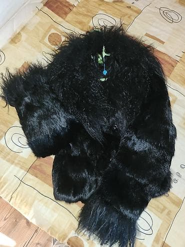 Kape i aksesoari: Crna ženska bunda/kratki kaput od veštačkog krzna - Boja: intenzivno — 2