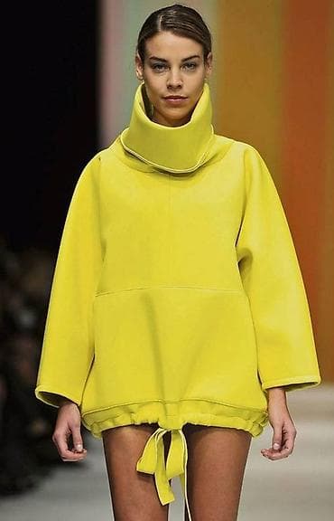 Dukserica rolka sa velikim dzepom. Futer meli. Žuta boja