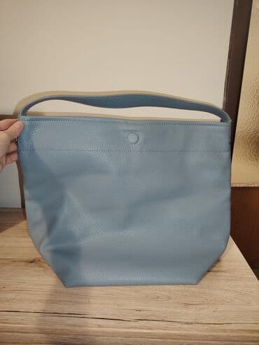 torbe mona kupujemprodajem: Velika ženska torba preko ramena – svetloplava - Materijal: veštačka — 1