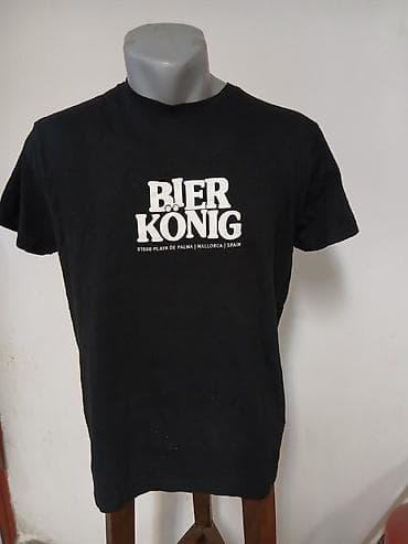 Crna majica kratkih rukava sa belim printom “BIER KÖNIG” na prednjoj na lalafo.rs Crna majica kratkih rukava sa belim printom “BIER KÖNIG” na prednjoj
