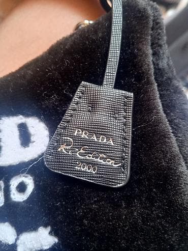 fosil torbe: Prada mini torba – Re-Edition 2000, crna plišana varijanta - Model — 4