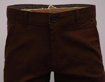 Farmerke: Muške pantalone u tamno braon boji, stilizovane kao čino pantalone — 1