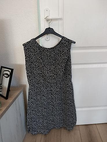 Crna letnja haljina sa belim sitnim cvetnim printom - Kroj: bez