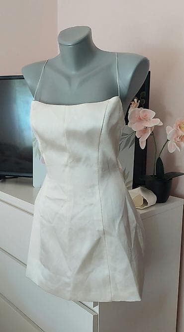 odece: Kratka satenska haljina na bretele – boja šampanj/ivori. - Model — 4