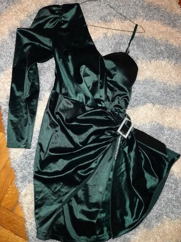 zara zelena haljina: Elegantna mini haljina u smaragdno zelenoj boji, sa asimetričnim — 2