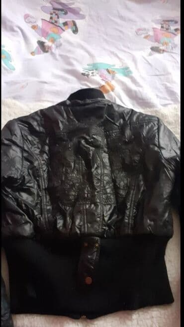 Crna ženska jakna – bomber stil - Materijal: sjajna, prošivena — 2