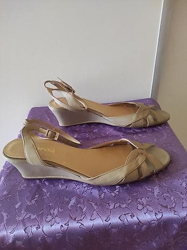 Nove sandale Boreli. Nove. Unutrašnje gaziste 27 cm. Visina pete 5 cm na lalafo.rs Nove sandale Boreli. Nove. Unutrašnje gaziste 27 cm. Visina pete 5 cm