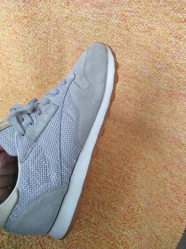 patike sa etiketom: Reebok patike, odgovaraju broju 40--- Reebok patike u kombinaciji — 3