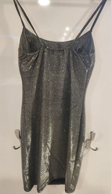 kopce za kupaci kostim: Srebrna mini haljina sa šljokičastim efektom - Model: uska silueta — 2