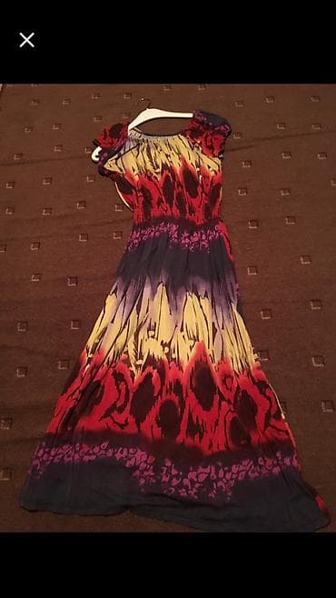 Cela rastegljiva, univerzalne velicine. Moze se nositi i sa ramena