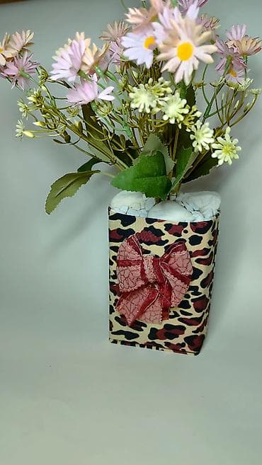 Kućni dekor: Dekorativna aranžirana veštačka saksija sa belim/lila tratinčicama - — 5