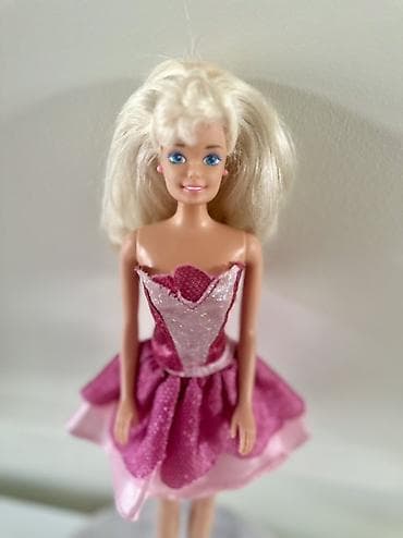 Barbie Mattel original
Napomena: glava je fiksirana na lalafo.rs Barbie Mattel original
Napomena: glava je fiksirana