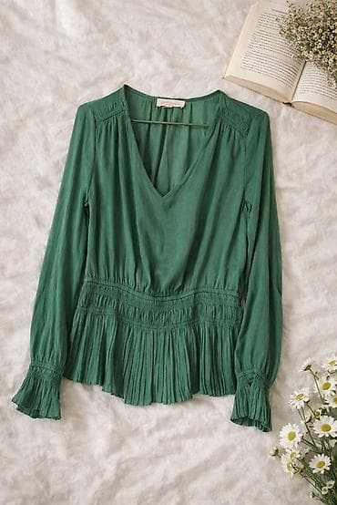 Zelena ženska bluza sa dugim rukavima i V‑izrezom. Romantičan kroj sa na lalafo.rs Zelena ženska bluza sa dugim rukavima i V‑izrezom. Romantičan kroj sa