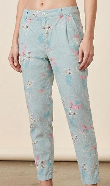 Ženske pantalone sa printom - Kroj: ravne nogavice do članka