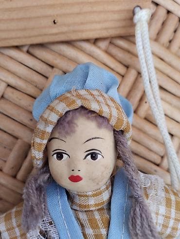 Ručno rađena ukrasna lutka na drvenoj ljuljašci. - Materijali: drvo