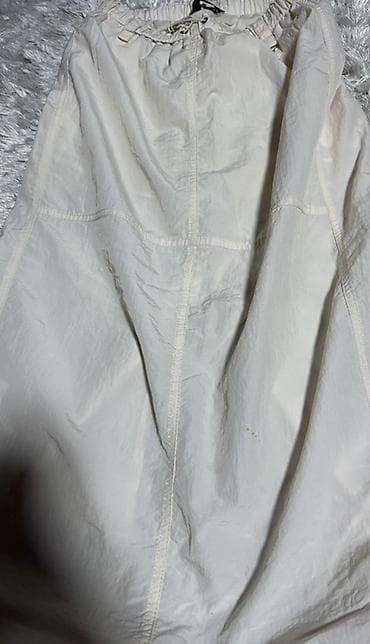 Bershka suknja od laganog, svetlog najlona - Brend: Bershka (etiketa na lalafo.rs Bershka suknja od laganog, svetlog najlona - Brend: Bershka (etiketa