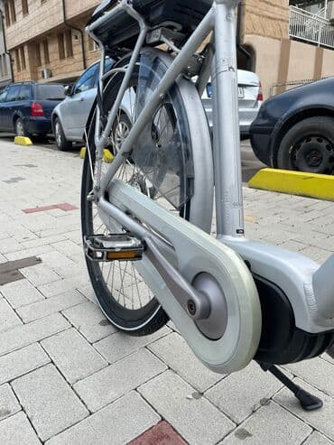 torba za ribolov lidl: Električni bicikl u srebrnoj boji. Poseduje crno sedište i bateriju — 7