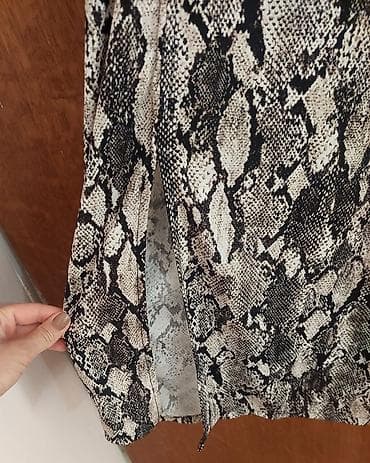 leopard haljina: Haljina midi dužine sa „snake print” dezenom. - Kroj: uska silueta — 2