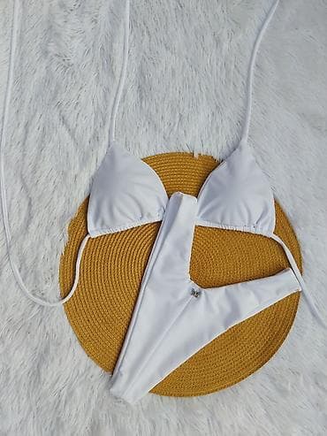 kupaci kostim korpe: Beli dvodelni kupaći kostim – trokut top i visoki struk - Model — 2