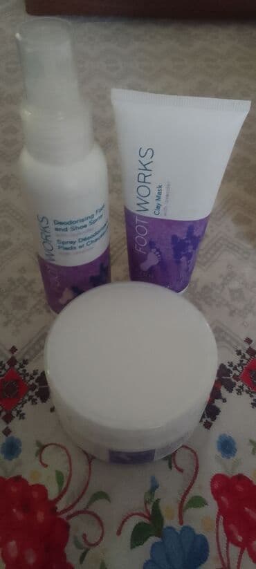 muske trenerke od mikrofibera: Set za negu stopala Avon Foot Works sadrži kremu za noćnu negu stopala — 2