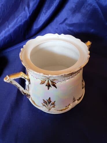 zemljane posude: Bombonijera 1914 do 1918g. porcelan,sedef glazura. Bombonijera je — 6